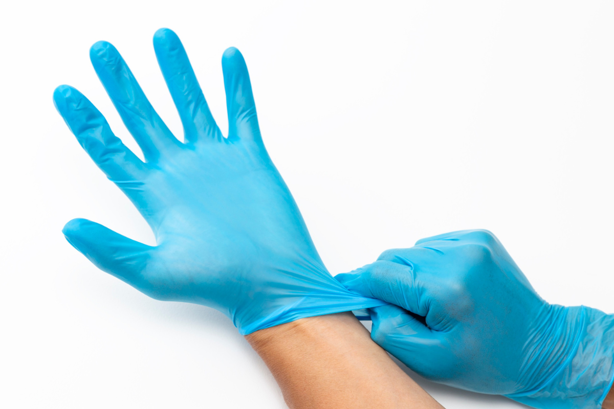 Guanti Monouso in Odontoiatria: Oltre la Barriera, il Comfort Operativo