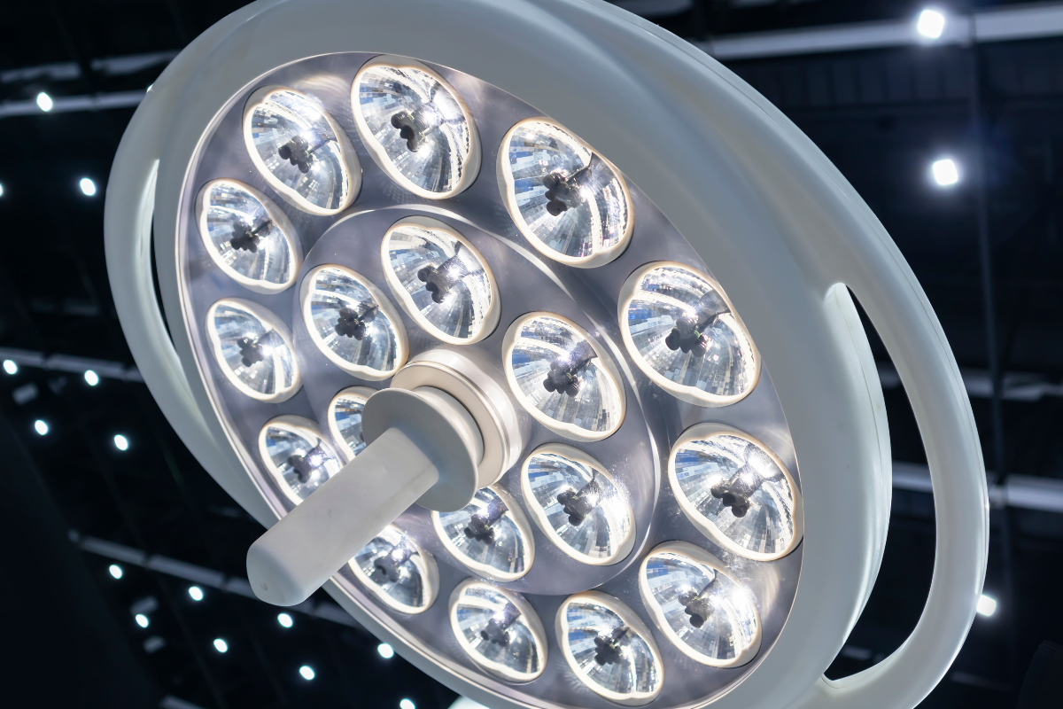 Illuminazione LED in Sala Operatoria: La Scienza della Visione e il Comfort del Chirurgo
